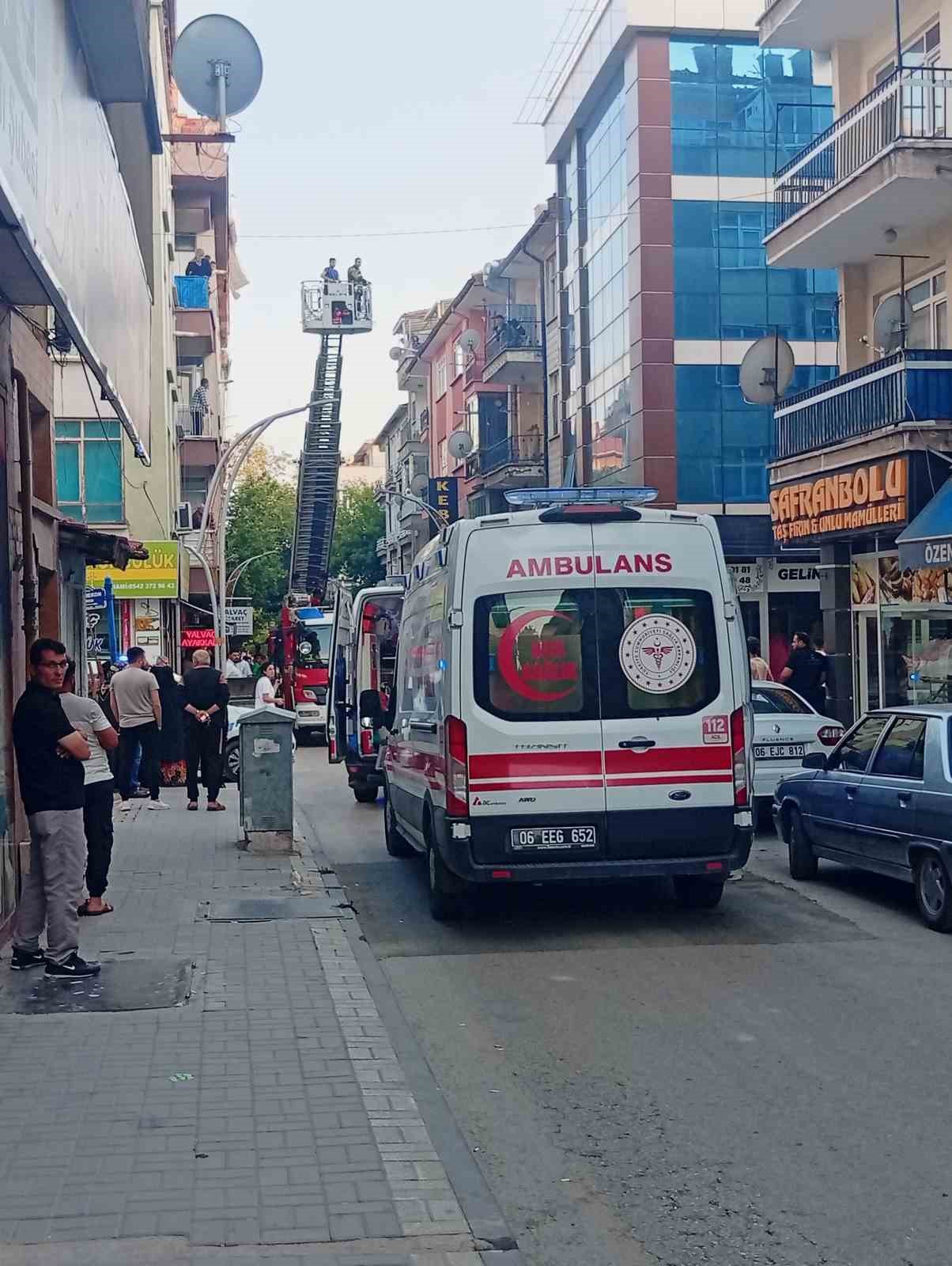 Polatlı&rsquo;da bina yangını: Mahsur kalanlar kurtarıldı
