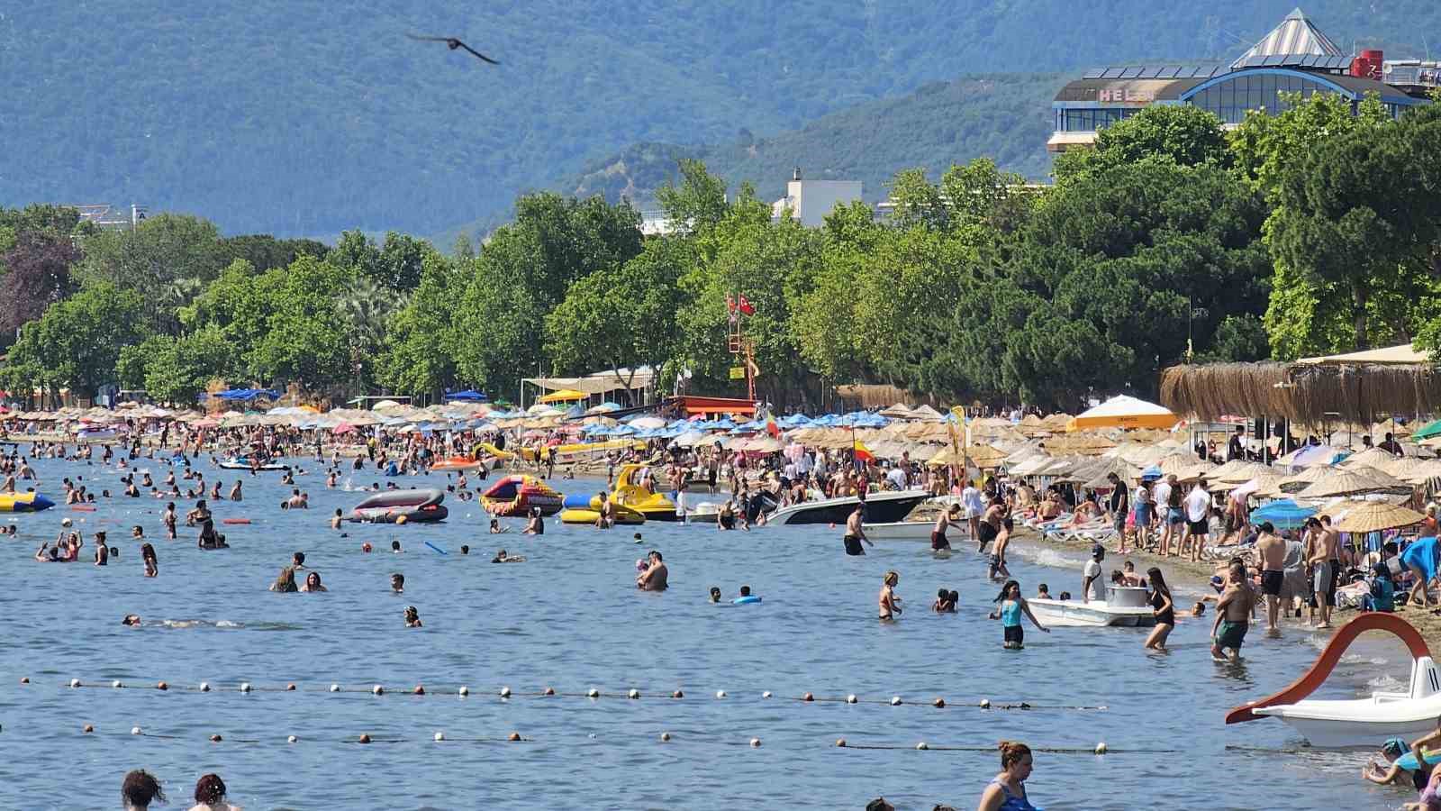 Bayramda Erdek’e ziyaretçi akını, sahiller tıklım tıklım