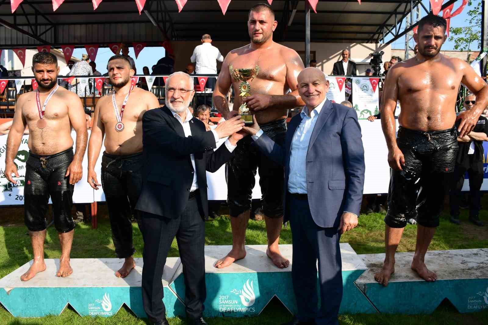 Oğuzlu Yağlı G&uuml;reşleri&rsquo;nde tarihi y&uuml;z&uuml;nc&uuml; yıl coşkusu
