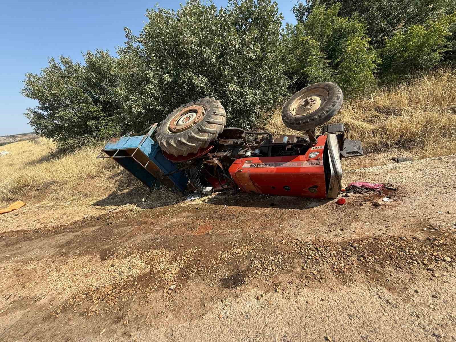 Halfeti’de traktör devrildi: 3 yaralı