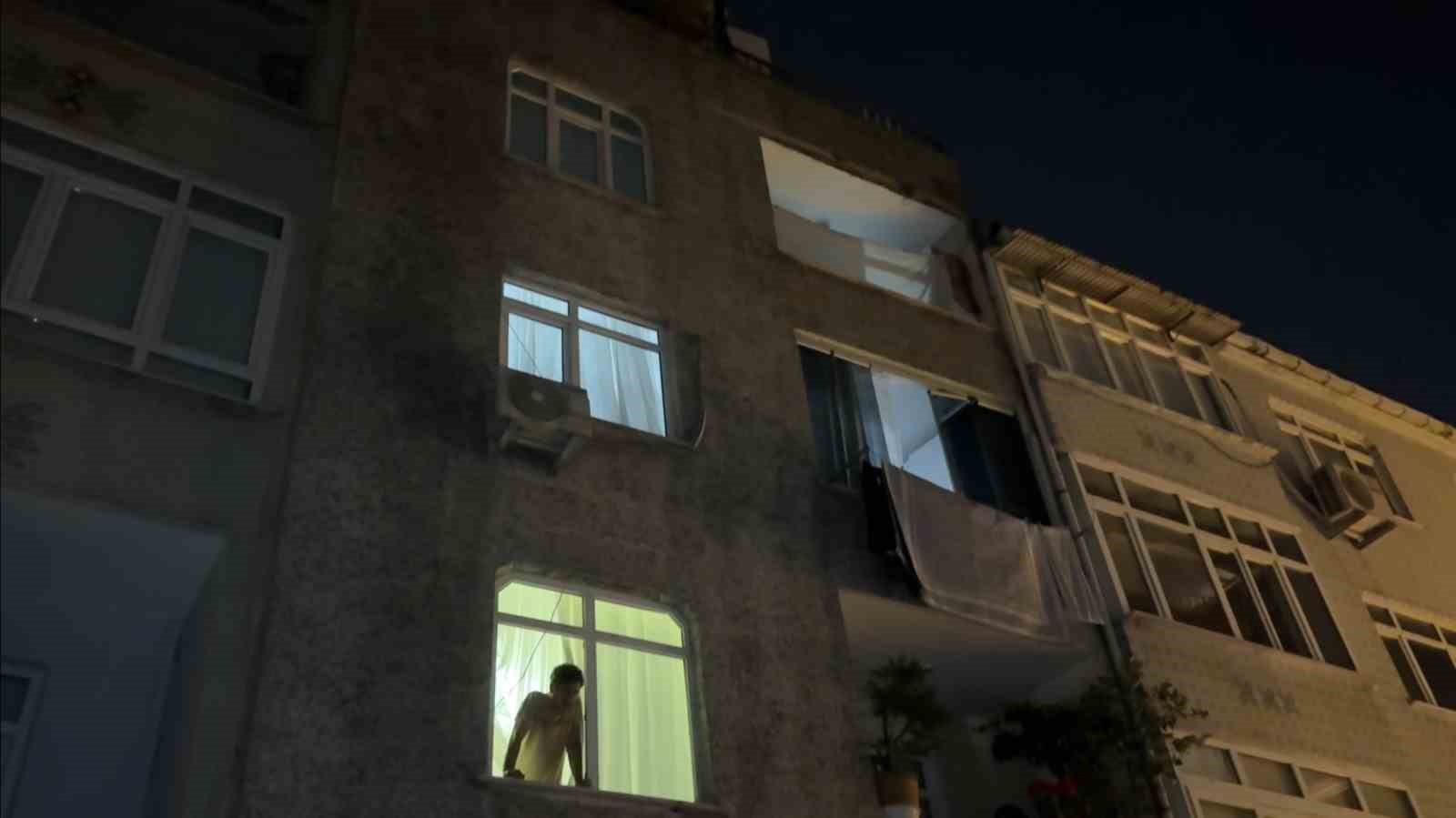 Zeytinburnu’nda 4 katlı binanın arka cephesindeki duvar yıkıldı
