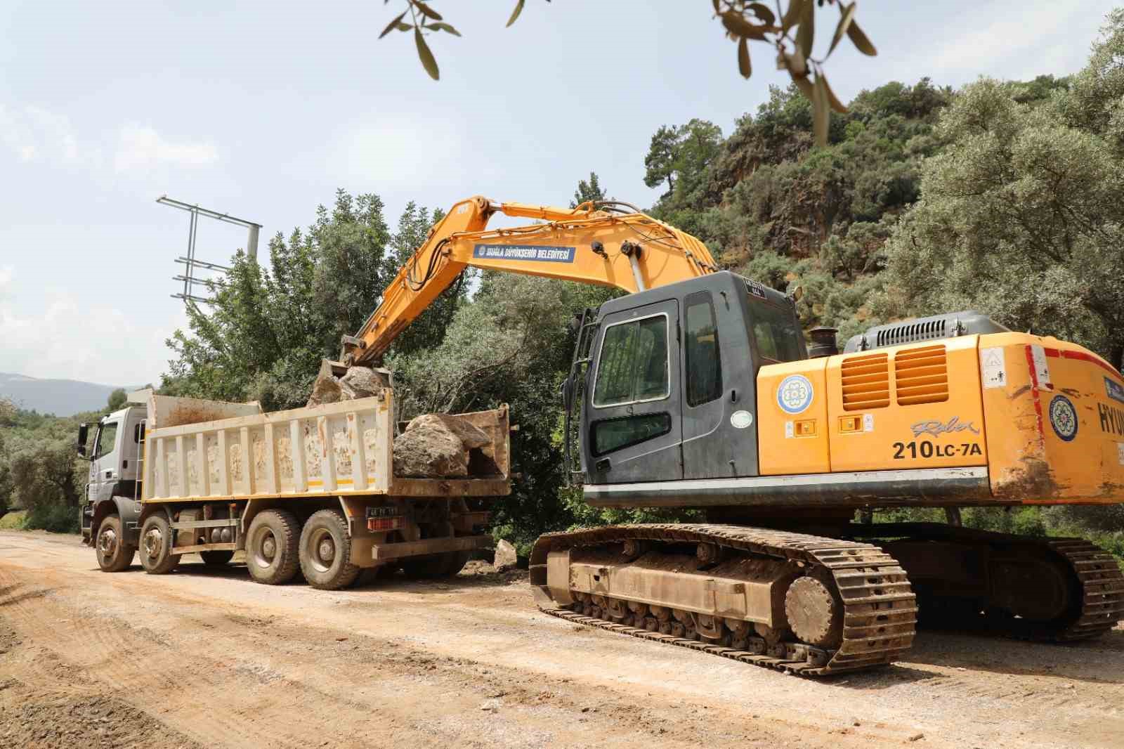 Büyükşehir, Karahayıt’taki yol çalışmalarına devam ediyor
