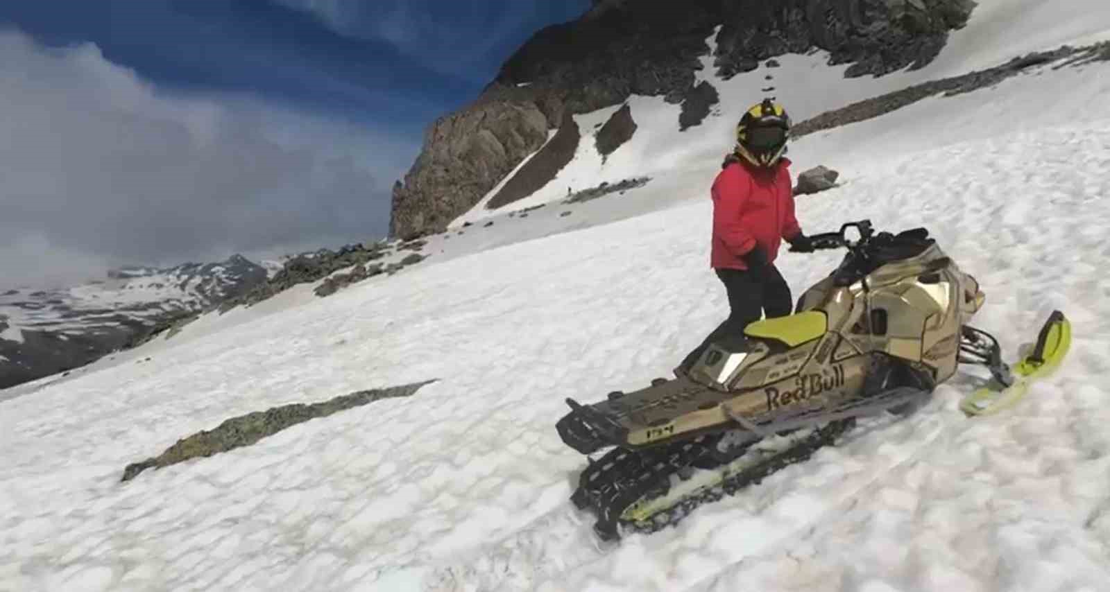 Rize’de Haziran ayında ‘karda kayak’ keyfi
