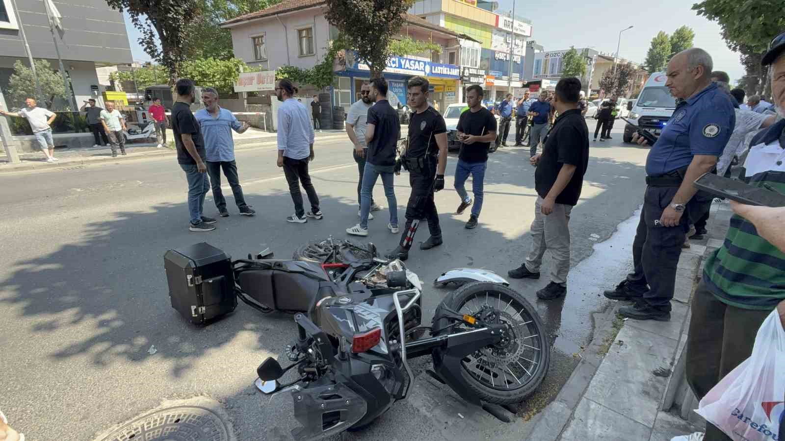 Otomobille motosiklet çarpıştı: 2 yunus polisi yaralı

