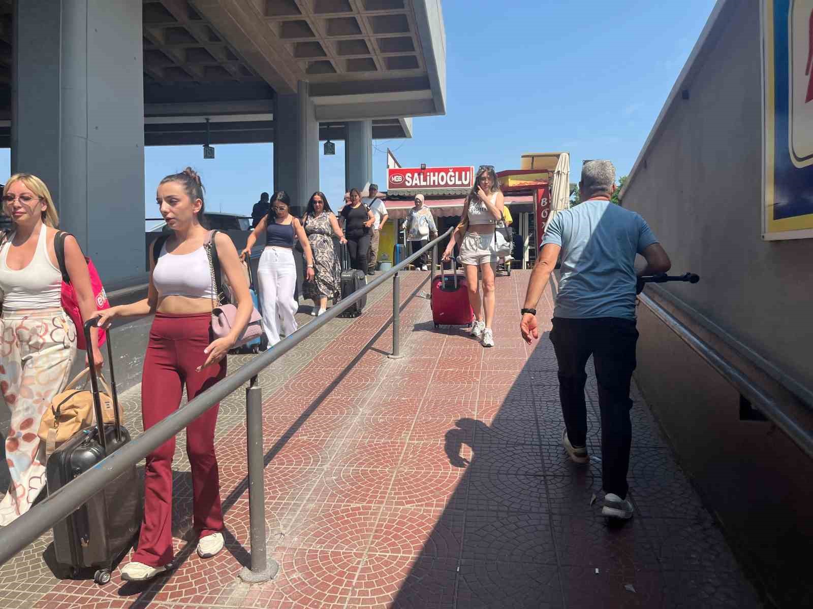 İzmir Otogarı’nda bayram tatili dönüşü yoğunluğu
