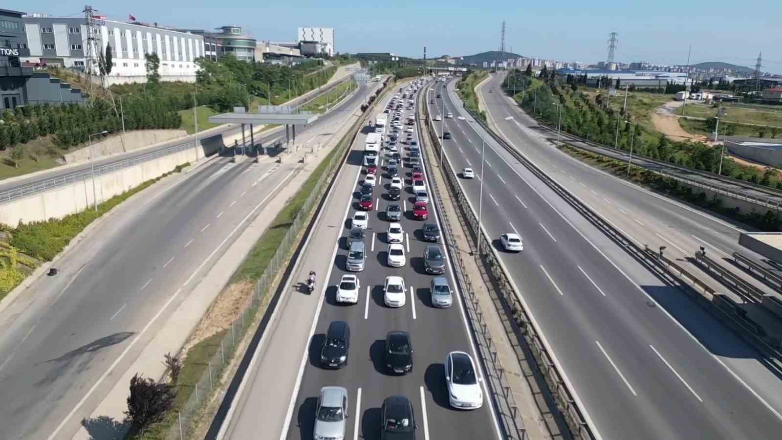 Kurban Bayramı dönüşünde kilometrelerce trafik kuyruğu oluştu
