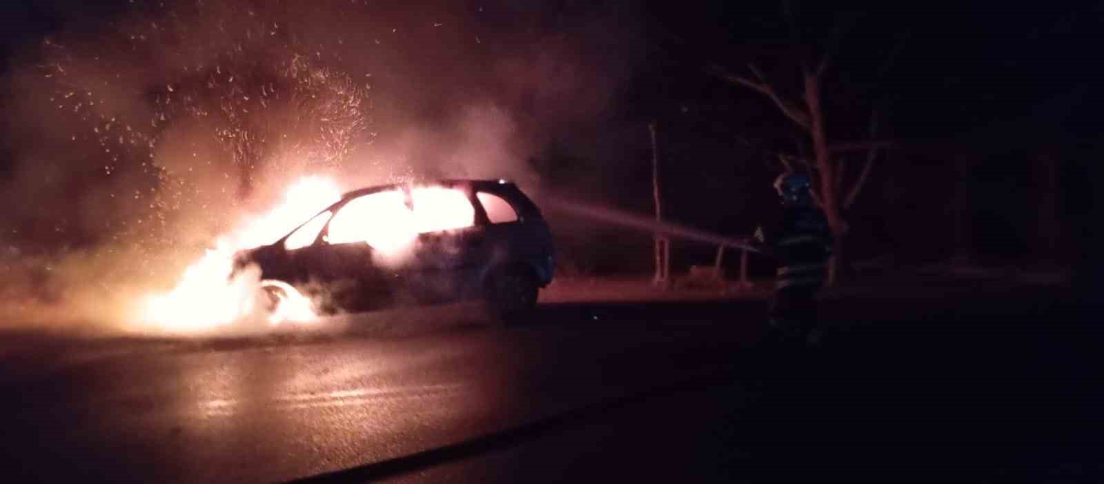 Alevlere teslim olan otomobil kullanılamaz hale geldi