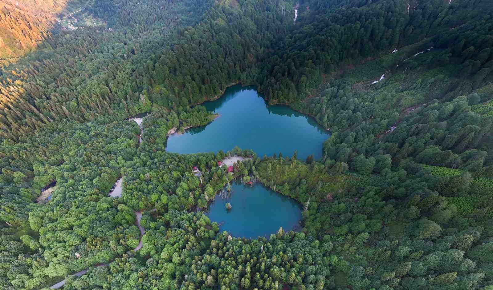 Borçka Karagöl Tabiat Parkı bayramda ziyaretçi akınına uğradı