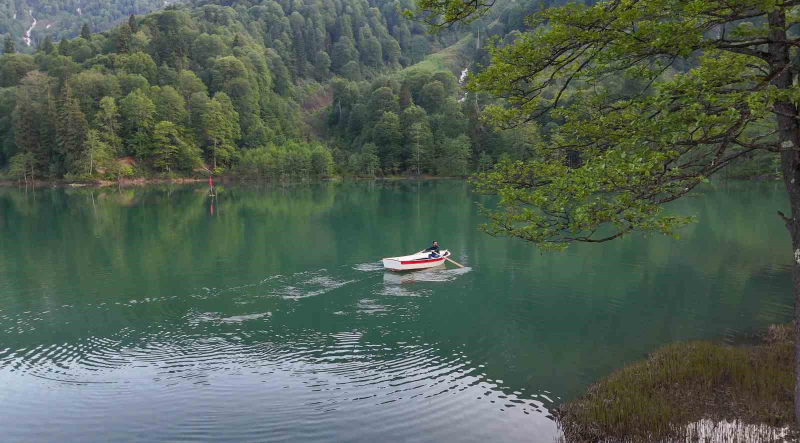 Borçka Karagöl Tabiat Parkı bayramda ziyaretçi akınına uğradı