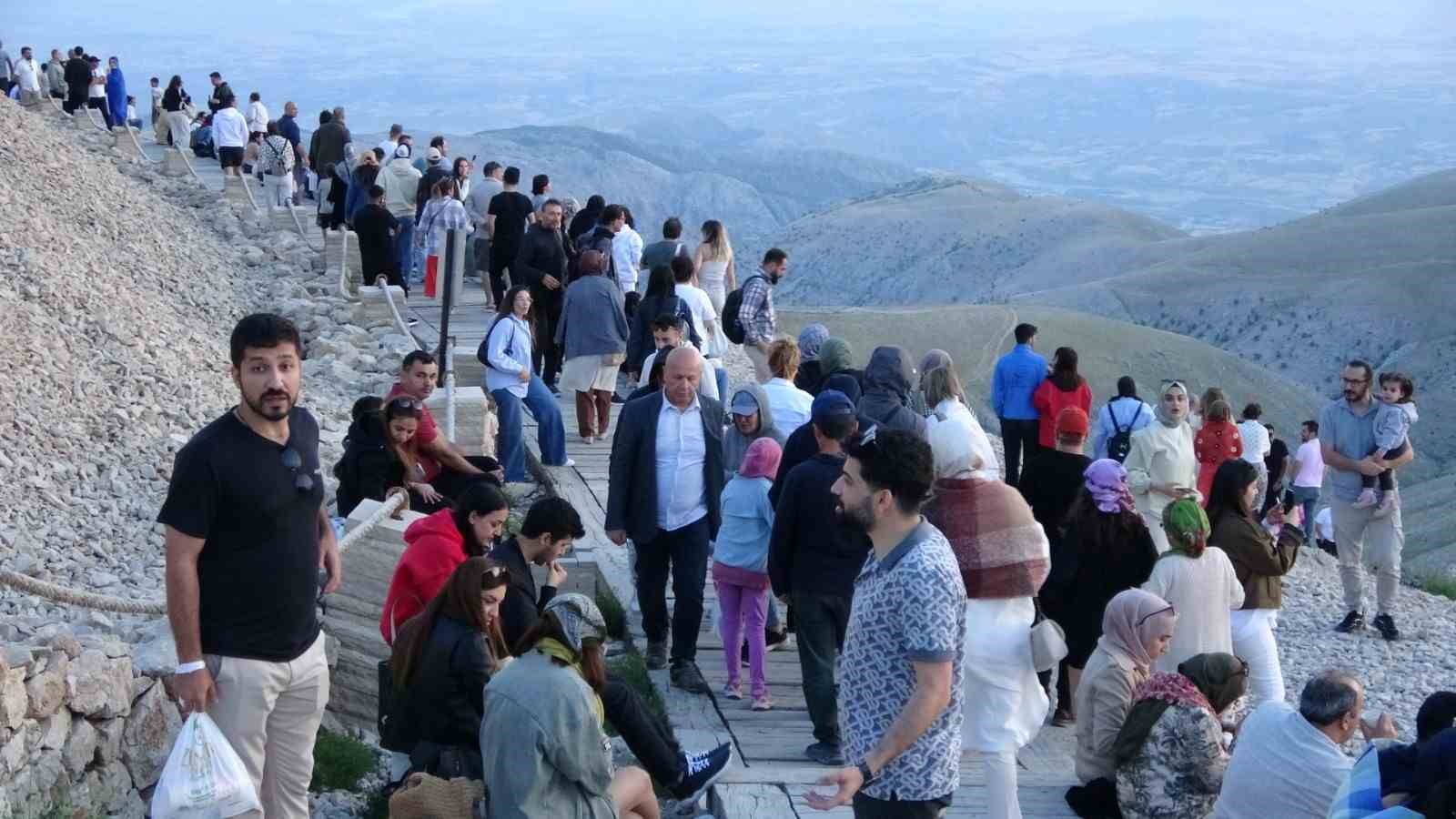 Nemrut Dağı Kurban Bayramı’nda binlerce turisti ağırladı
