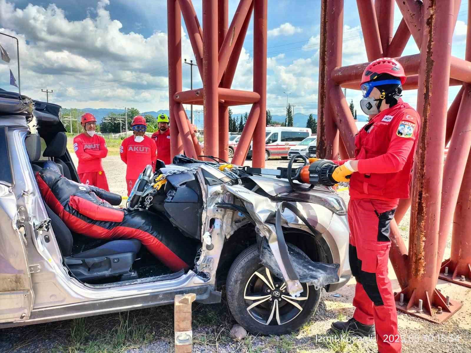 İtfaiyeden AKUT’a eğitim desteği