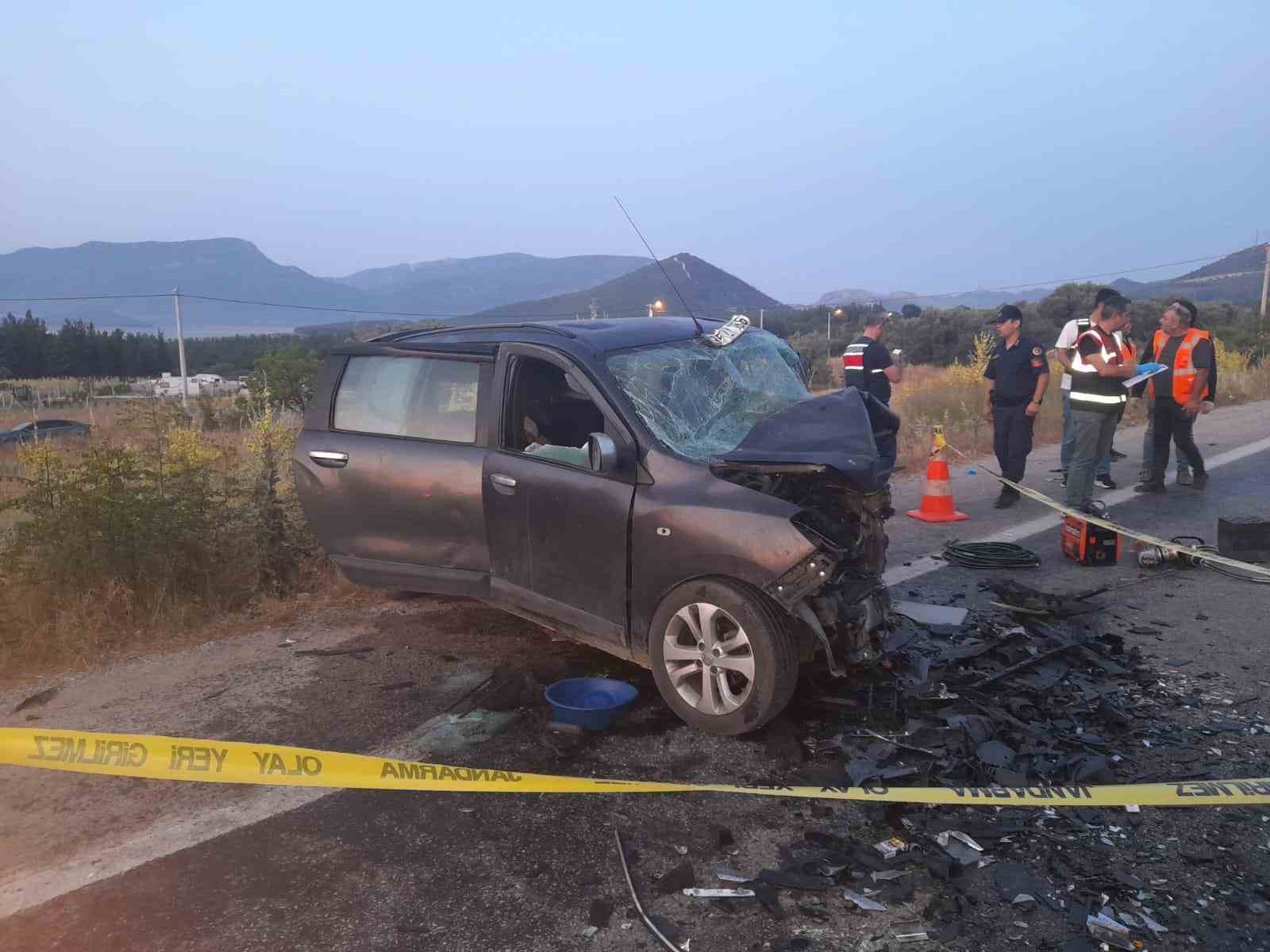 İzmir&rsquo;de zincirleme trafik kazası: 5 &ouml;l&uuml;, 2 yaralı
