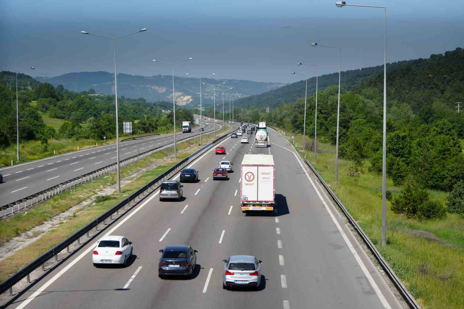 Tatilcilerin d&ouml;n&uuml;ş yolculuğu başladı: Bolu ge&ccedil;işinde akıcı yoğunluk
