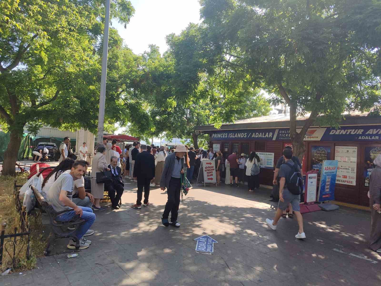Bayramın son g&uuml;n&uuml;nde Adalar İskelesi&rsquo;nde yoğunluk oluştu
