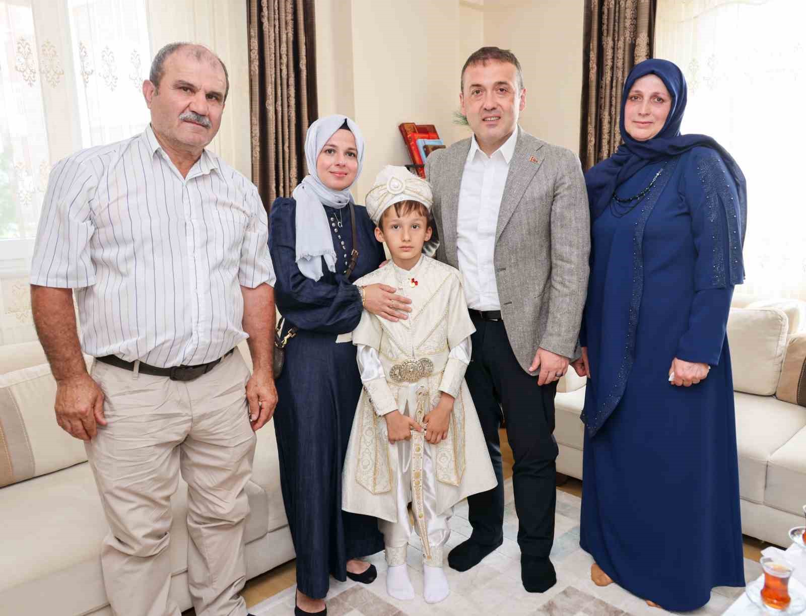 Bilecik Valisi Sözer, kazada hayatını kaybeden bekçi Kemal Badalov’un oğlunun sünnet düğününe katıldı