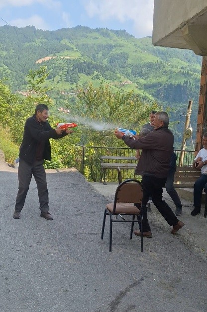 Trabzon&rsquo;da g&uuml;l&uuml;mseten anlar: Amcaların su savaşı
