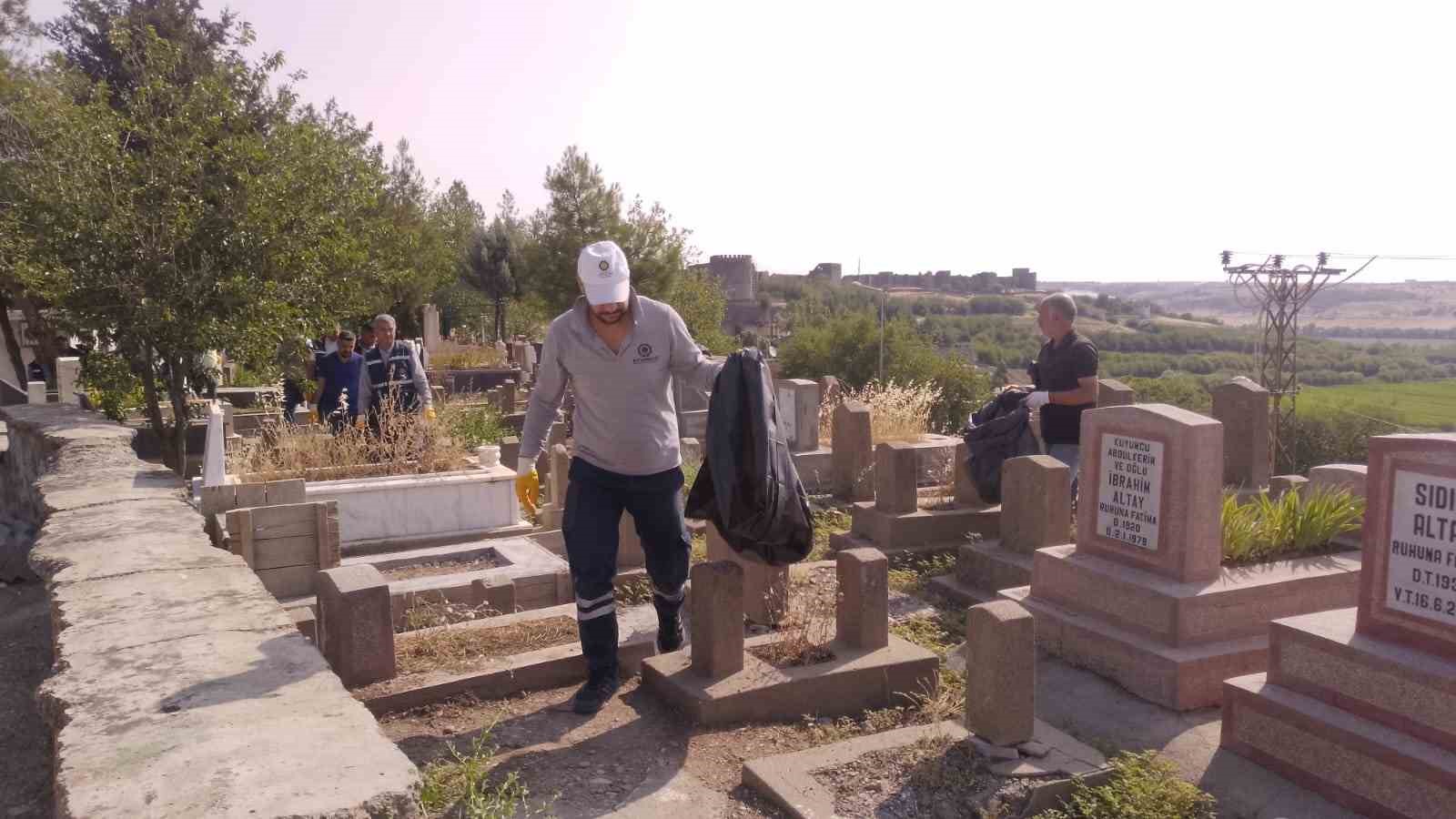 Diyarbakır&rsquo;da mezarlıklarda bayram sonrası temizlik yapıldı
