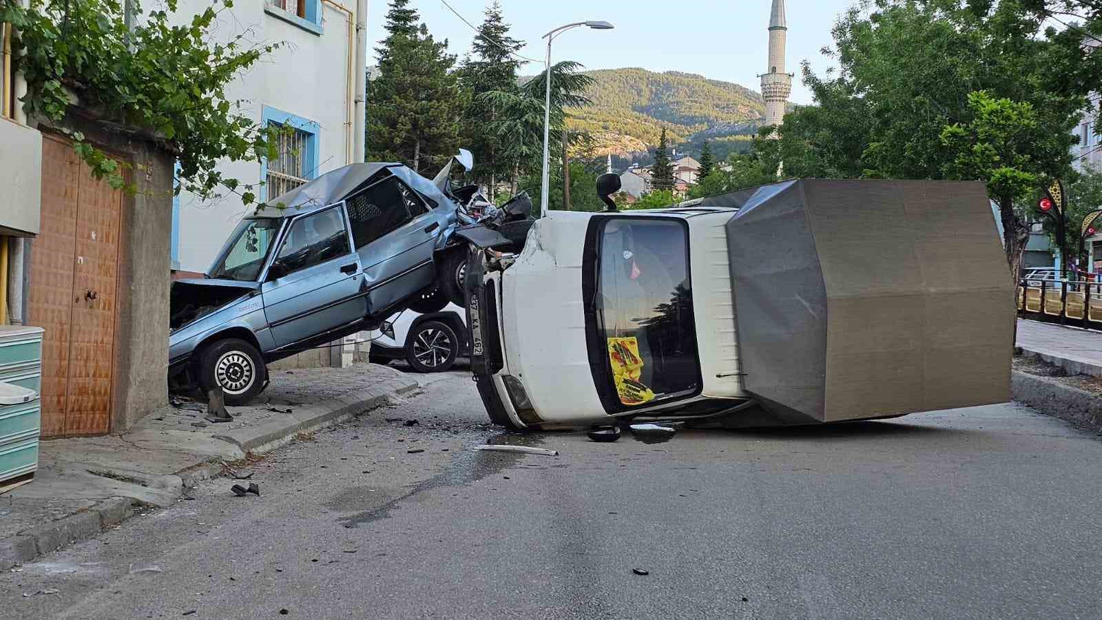 Kastamonu&rsquo;da kamyonet park halindeki otomobile &ccedil;arptı: 1 yaralı
