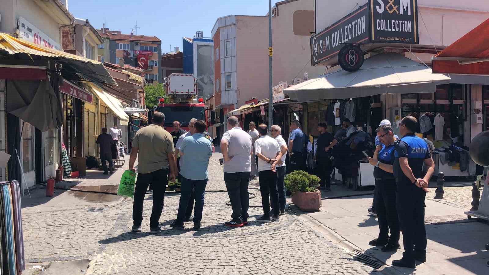 Yangın esnasında duyarsız vatandaşlar, ekiplere zorluk &ccedil;ıkardı
