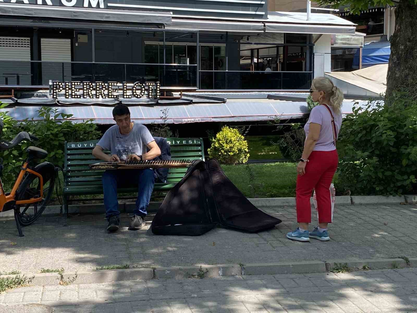 Bayram tatilinde sokak sanatını vatandaşlarla buluşturdu