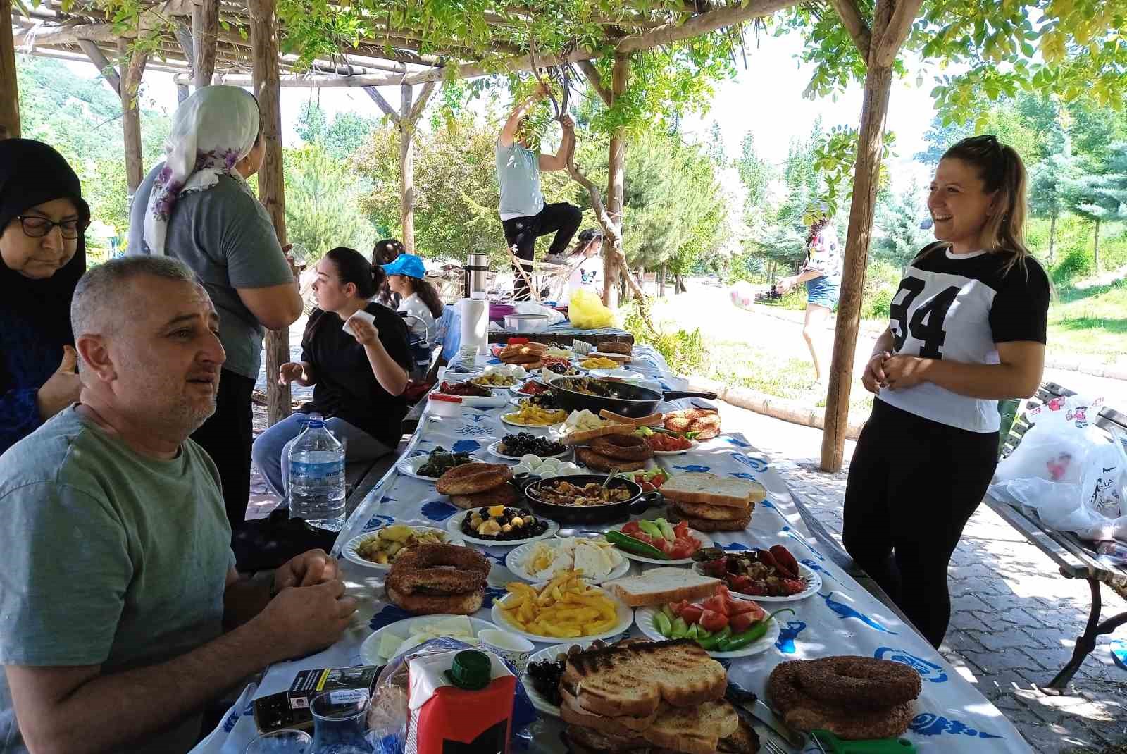 Bayramın son gününde mesirelik alanlarda piknikçiler ile doldu