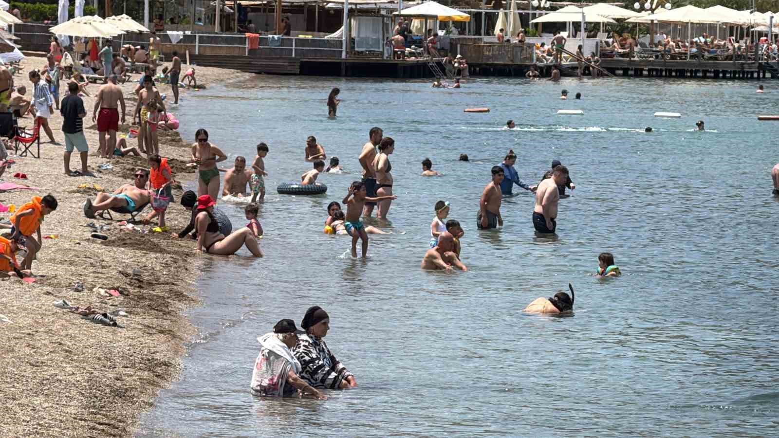 Bodrum&rsquo;da sahilleri tatilciler doldurdu
