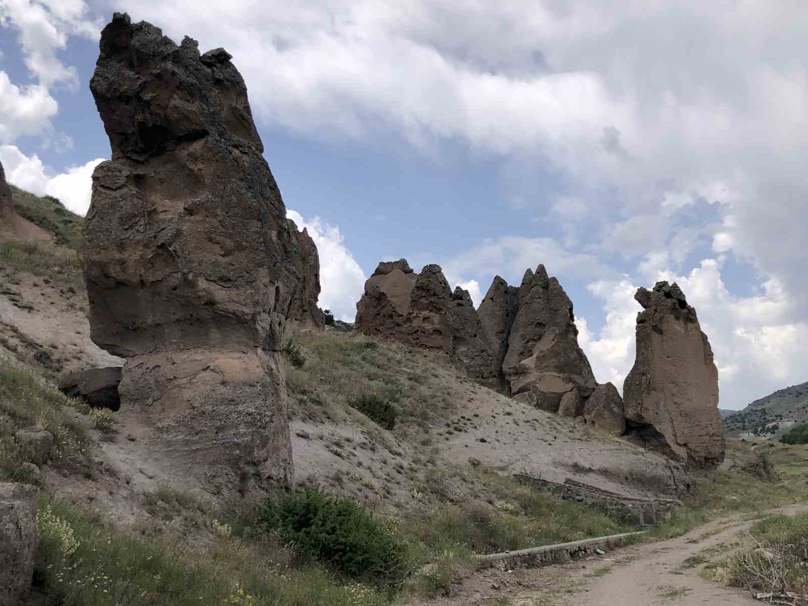 Sarıkamış’ın ’peri bacaları’ görenleri kendine hayran bırakıyor.