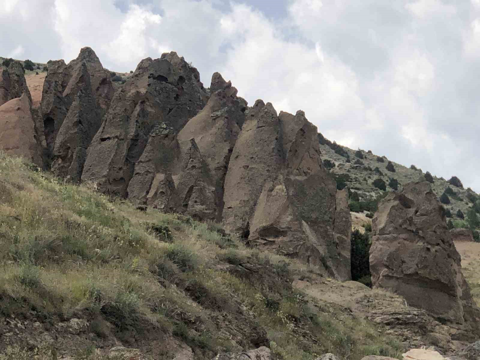 Sarıkamış&rsquo;ın &rsquo;peri bacaları&rsquo; g&ouml;renleri kendine hayran bırakıyor.
