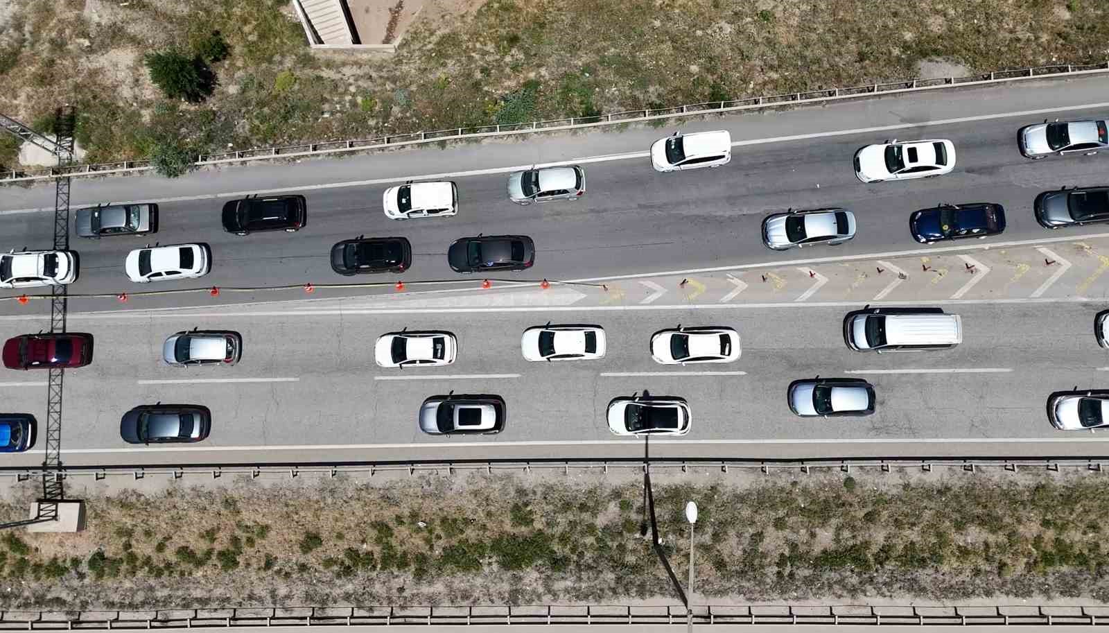 43 ilin geçiş güzergahında trafik yoğunluğu yeniden arttı: Tatilcilerin dönüş yolculuğu sürüyor