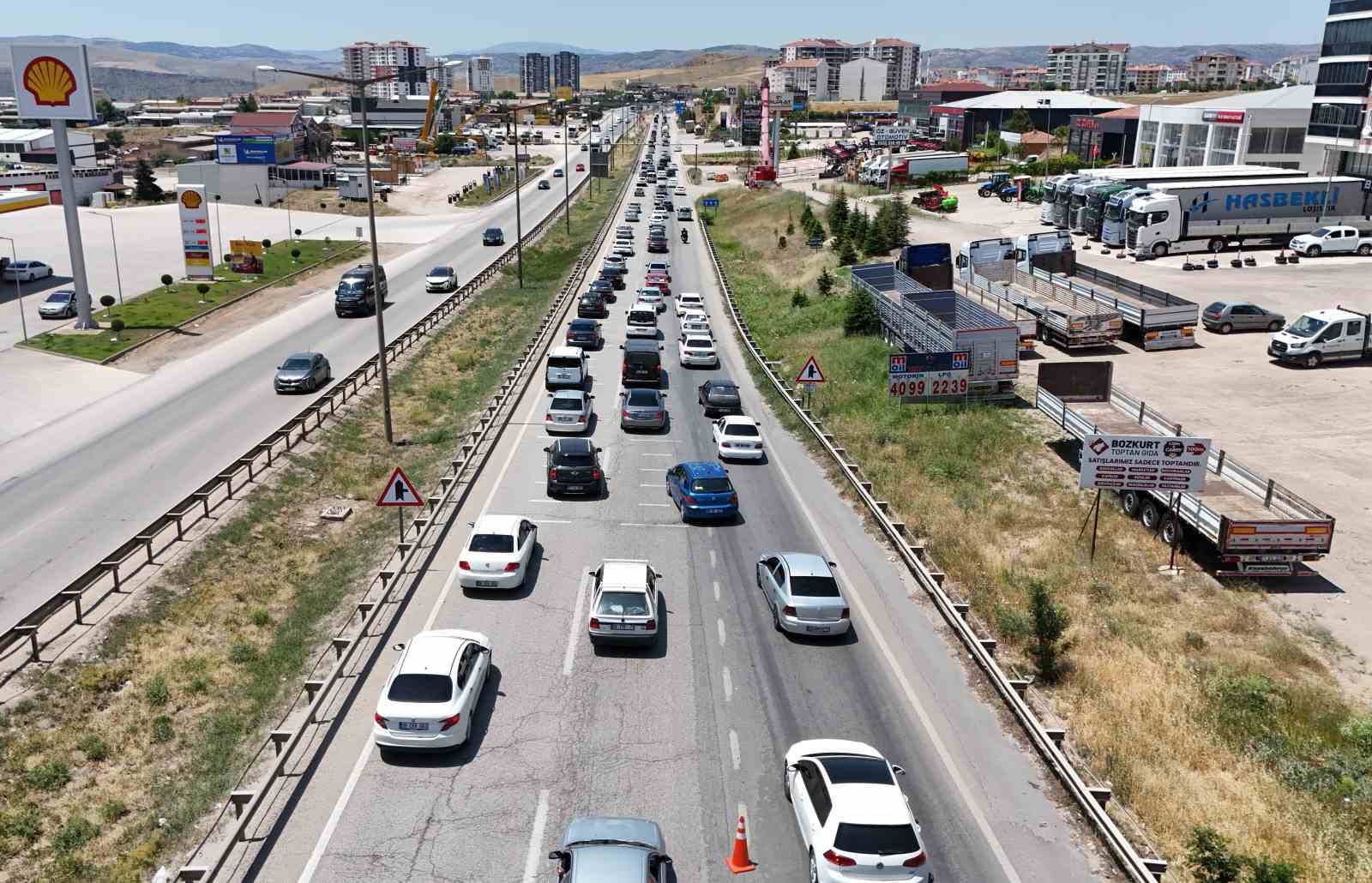 43 ilin ge&ccedil;iş g&uuml;zergahında trafik yoğunluğu yeniden arttı: Tatilcilerin d&ouml;n&uuml;ş yolculuğu s&uuml;r&uuml;yor
