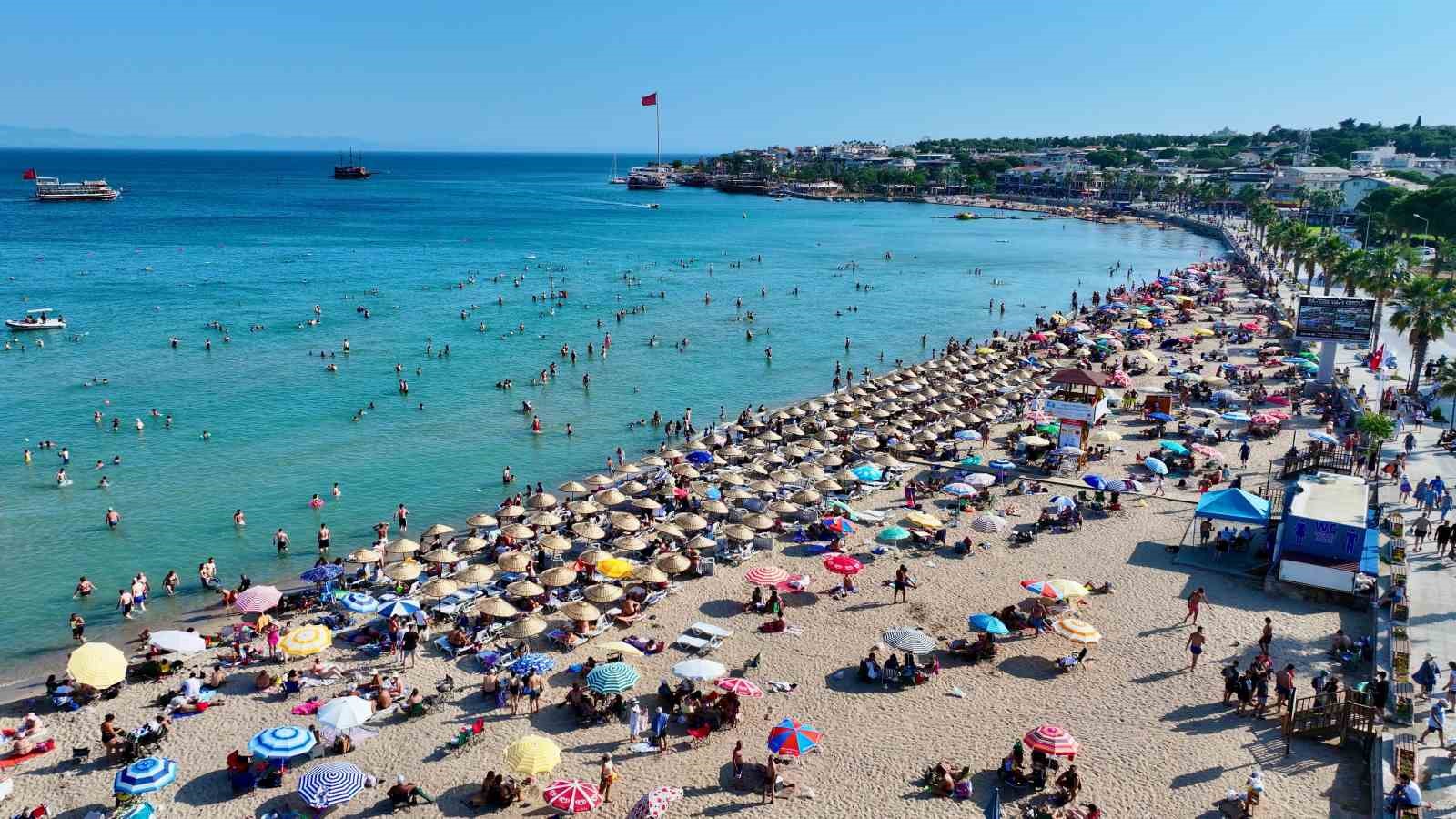 Didim&rsquo;de bayram yoğunluğu: Sahiller doldu taştı
