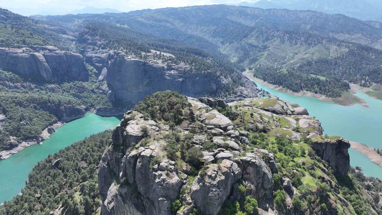 Kahramanmaraş&rsquo;taki G&uuml;redil Kalesi b&uuml;y&uuml;l&uuml;yor
