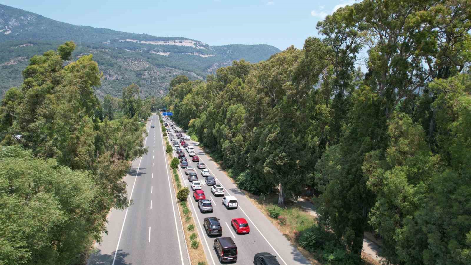 Marmaris-Gökova yolunda 7 kilometrelik araç kuyruğu havadan görüntülendi