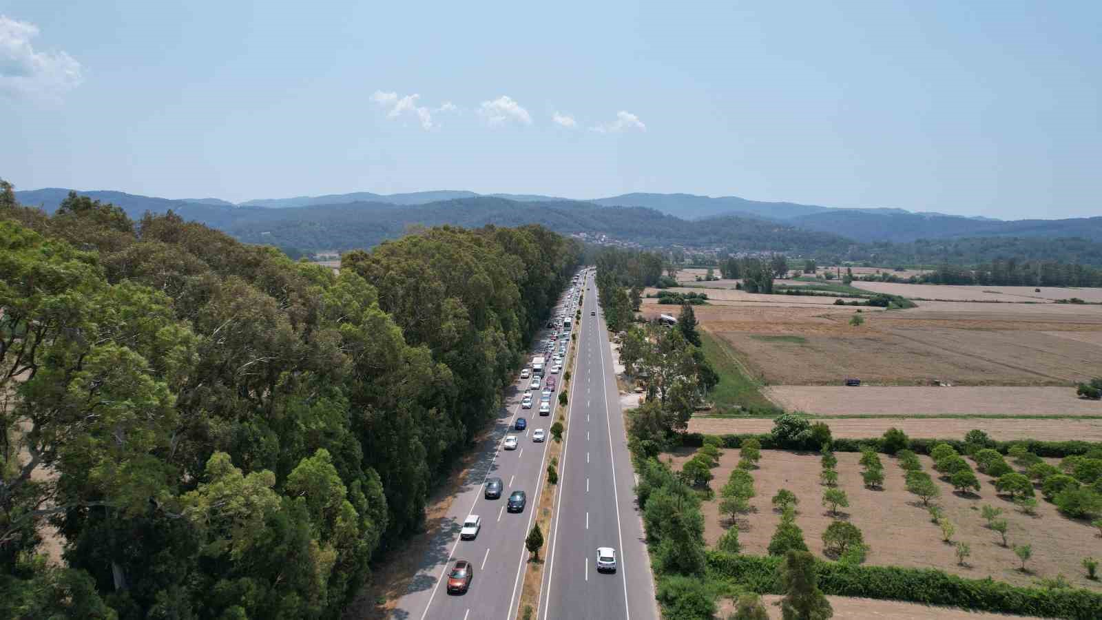 Marmaris-G&ouml;kova yolunda 7 kilometrelik ara&ccedil; kuyruğu havadan g&ouml;r&uuml;nt&uuml;lendi
