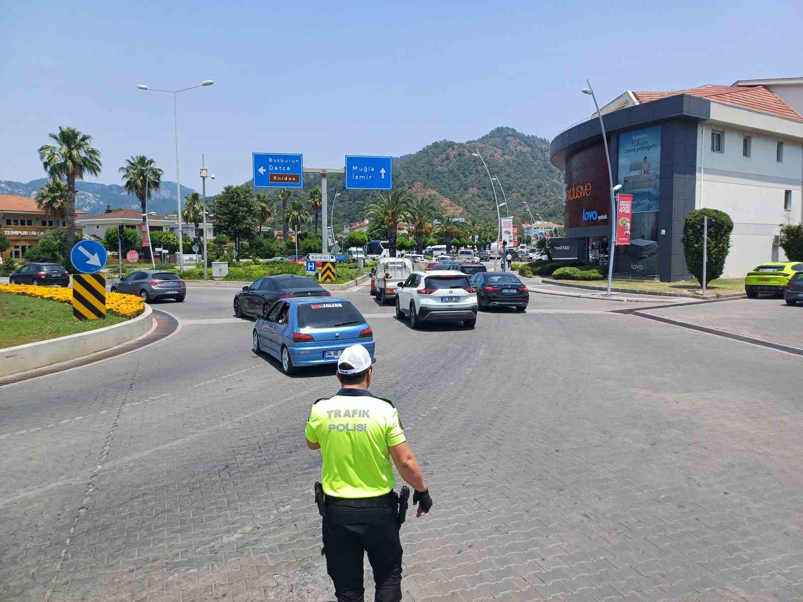 Marmaris&rsquo;te tatilciler d&ouml;n&uuml;ş yolunda: Trafik yoğunluğu devam ediyor
