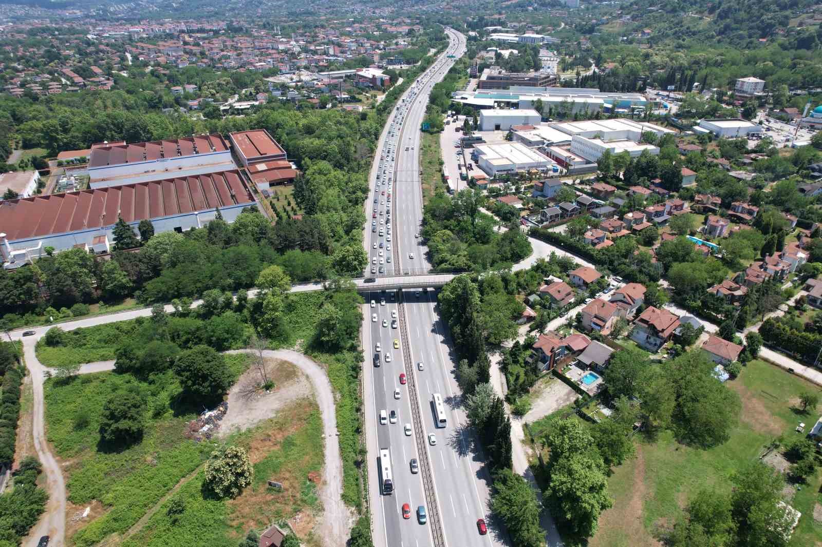 Bayramın dönüş çilesi: Otoyoldaki yoğunluk havadan görüntülendi