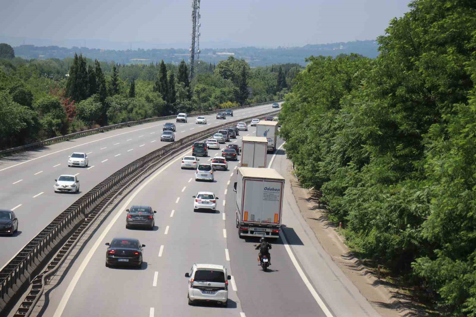 Bayramın d&ouml;n&uuml;ş &ccedil;ilesi: Otoyoldaki yoğunluk havadan g&ouml;r&uuml;nt&uuml;lendi
