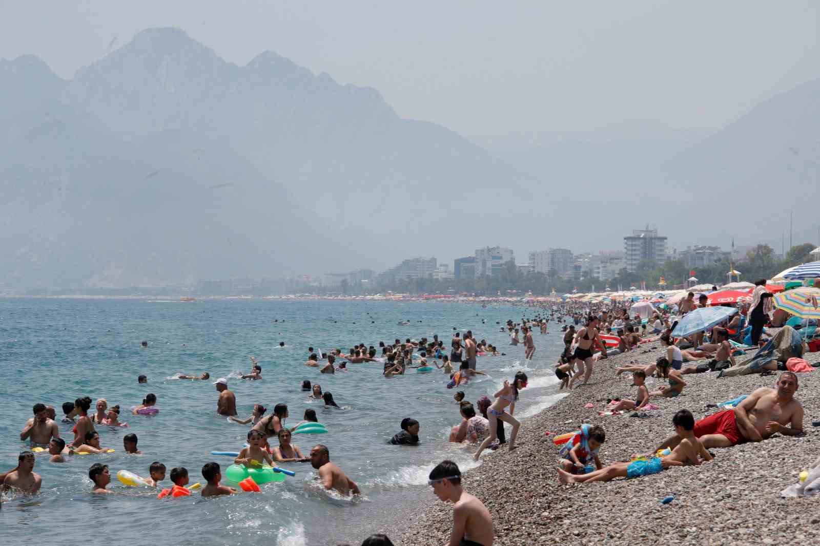 Antalya&rsquo;da bayramın son g&uuml;n&uuml; sahiller doldu
