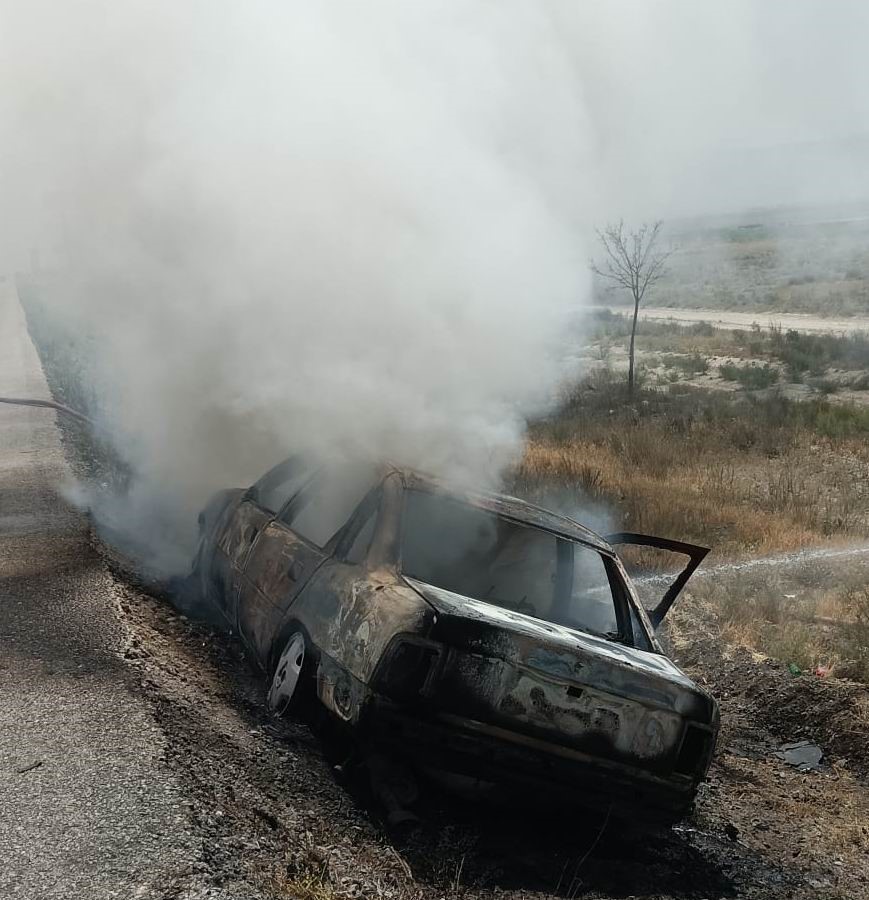 Karapınar&rsquo;da otomobil yanarak kullanılamaz hale geldi
