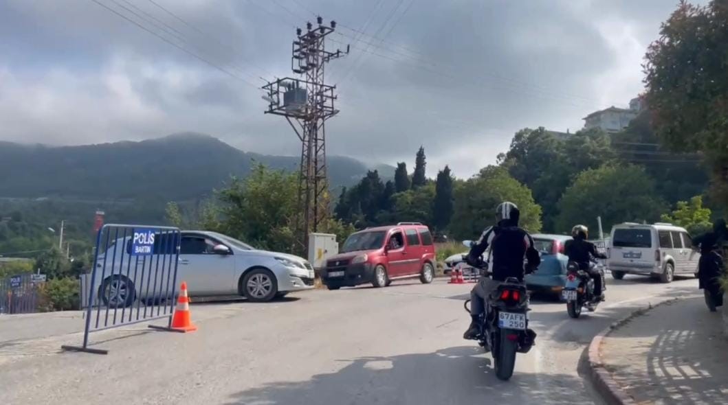 Amasra&rsquo;da bayram yoğunluğu sebebiyle uzun ara&ccedil; kuyrukları oluştu
