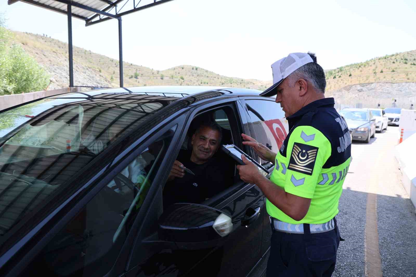 Elazığ&rsquo;da jandarma ekiplerinin bayram denetimi s&uuml;r&uuml;yor
