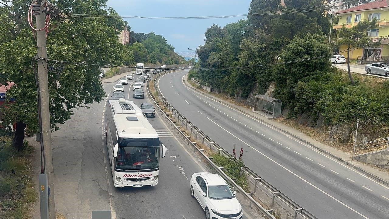 Tatil bitti, bayram d&ouml;n&uuml;ş&uuml; kilometrelerce kuyruk oluştu
