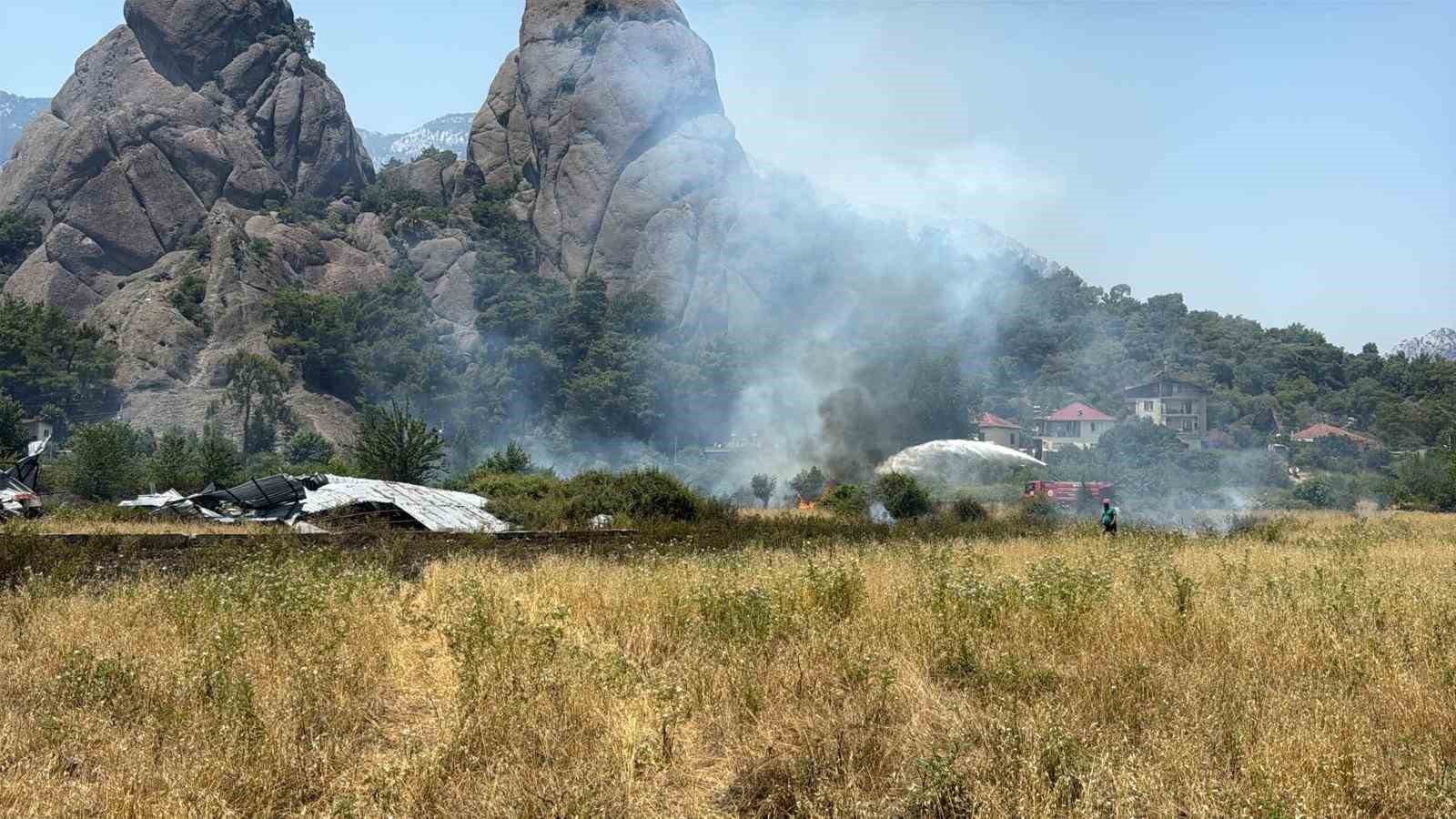 Kemer’de çalılık alanda yangın