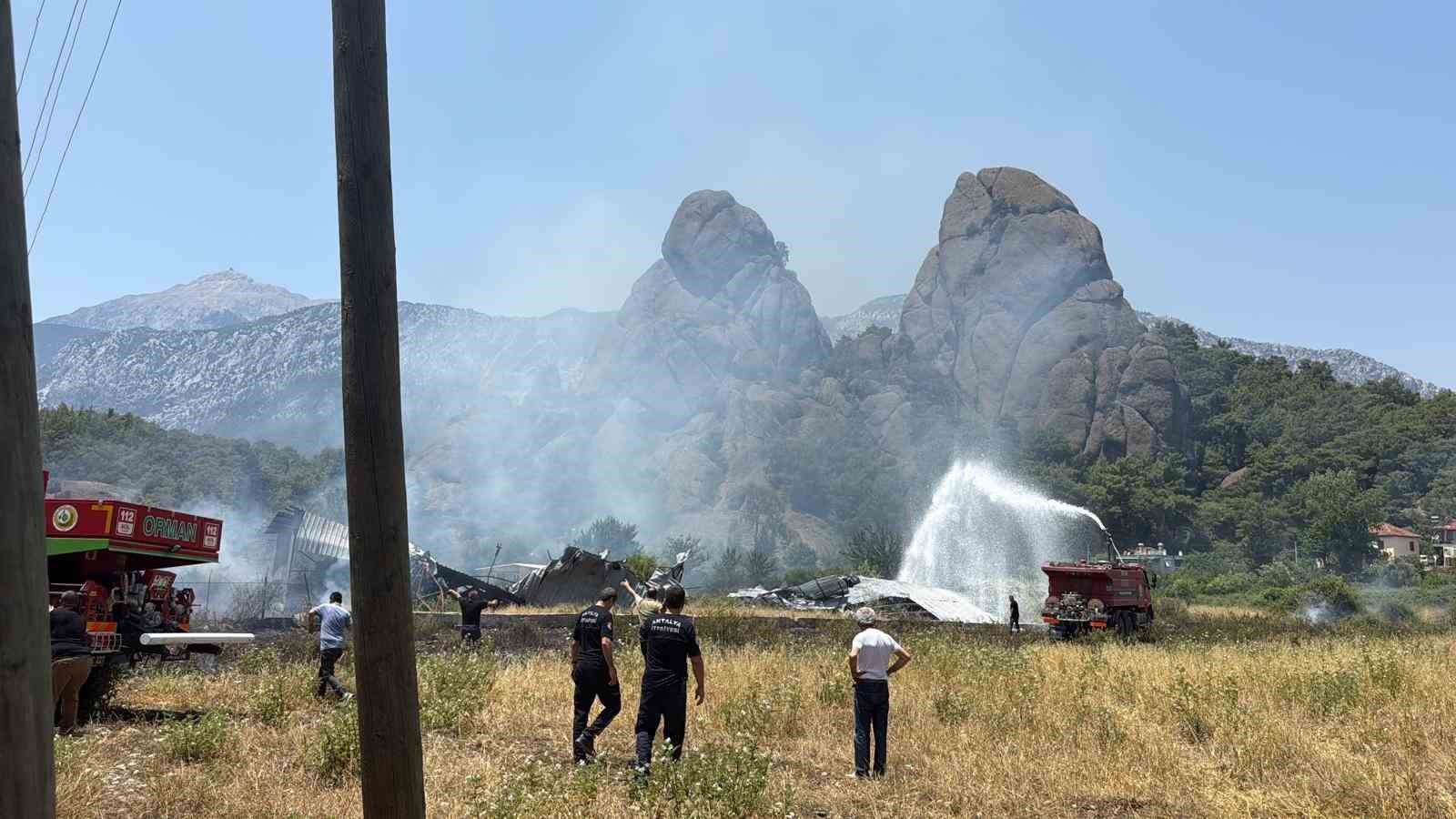 Kemer&rsquo;de &ccedil;alılık alanda yangın
