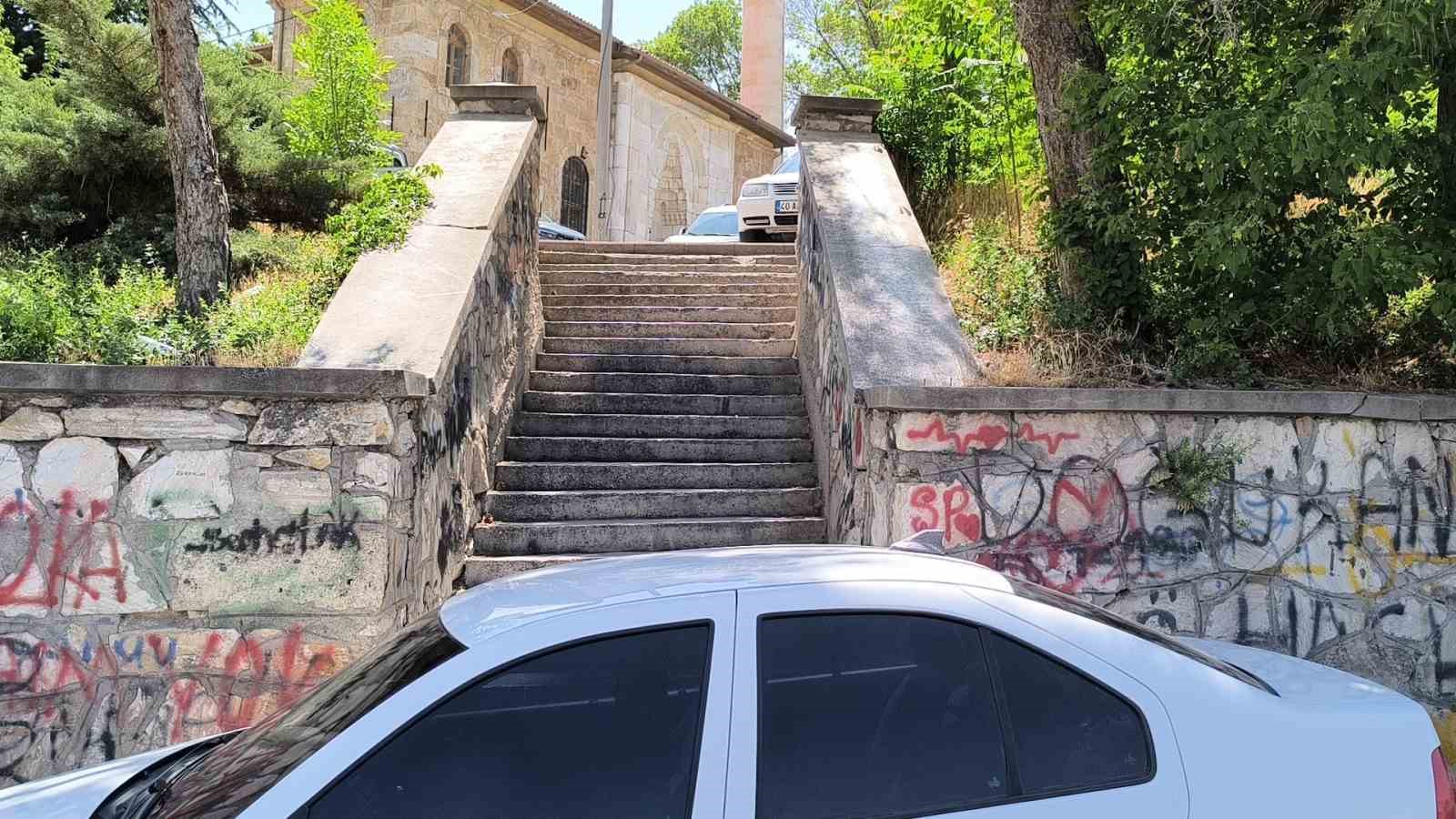 Kırşehir&rsquo;de otopark sorunu tarihi alanı tehdit ediyor: Kaleh&ouml;y&uuml;k otoparka d&ouml;nd&uuml;
