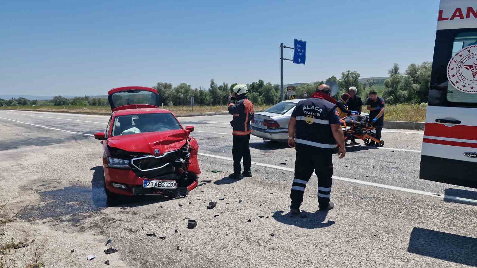 &Ccedil;orum&rsquo;da iki otomobil &ccedil;arpıştı: 4 yaralı
