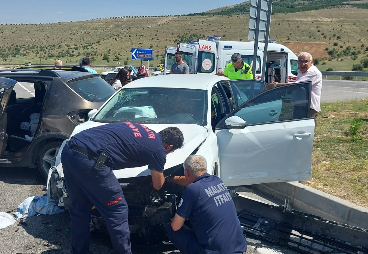 Malatya&rsquo;da iki otomobil &ccedil;arpıştı: 4 yaralı
