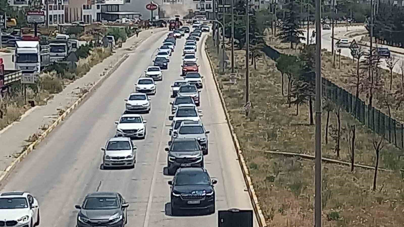 D&ouml;n&uuml;ş yoluna ge&ccedil;en tatilciler uzun ara&ccedil; kuyrukları oluşturdu
