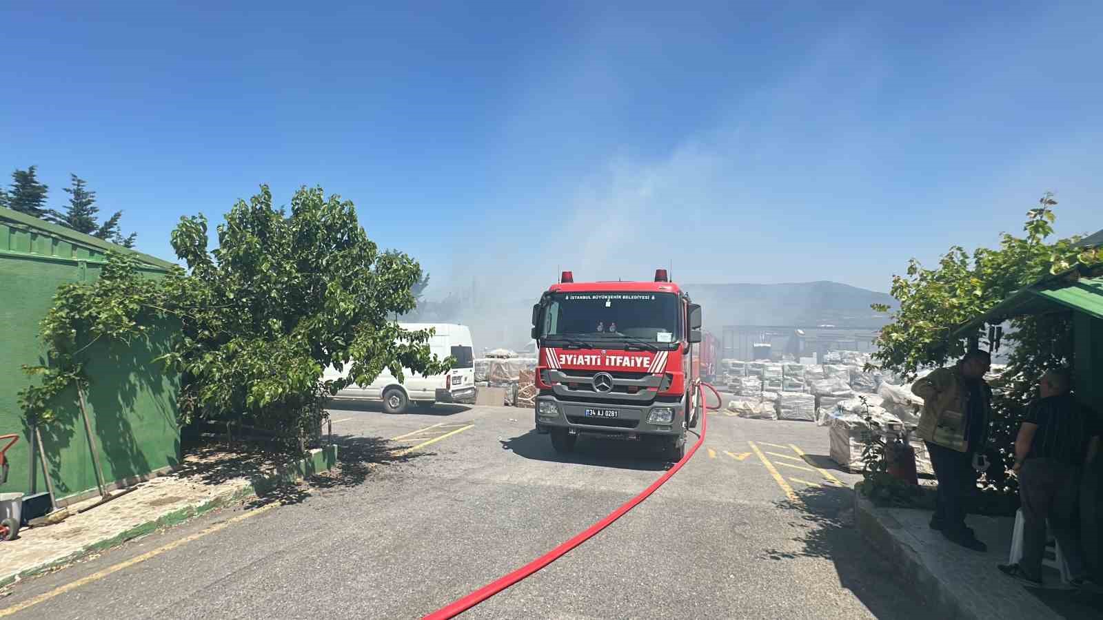 Maltepe’de seramik deposunda çıkan yangın hurdalık alana sıçradı