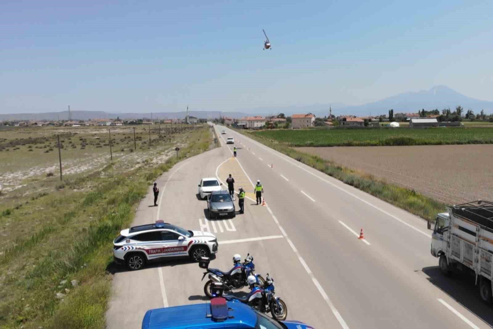 Jandarma, trafiği cayrokopter ve dron ile denetliyor